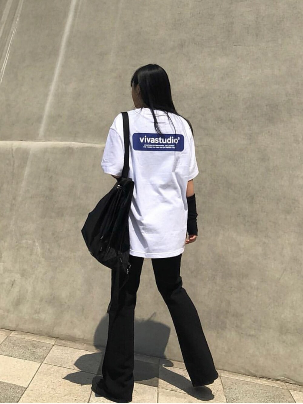 ホワイト系のTシャツ/カットソーを着用したレディースの夏コーディネートの1枚目の写真