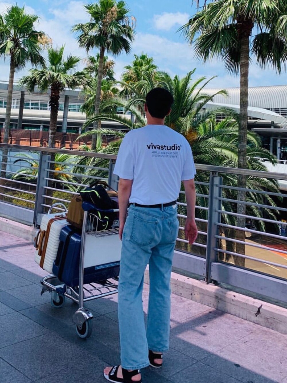 ホワイト系のTシャツ/カットソーを着用したメンズの夏コーディネートの1枚目の写真