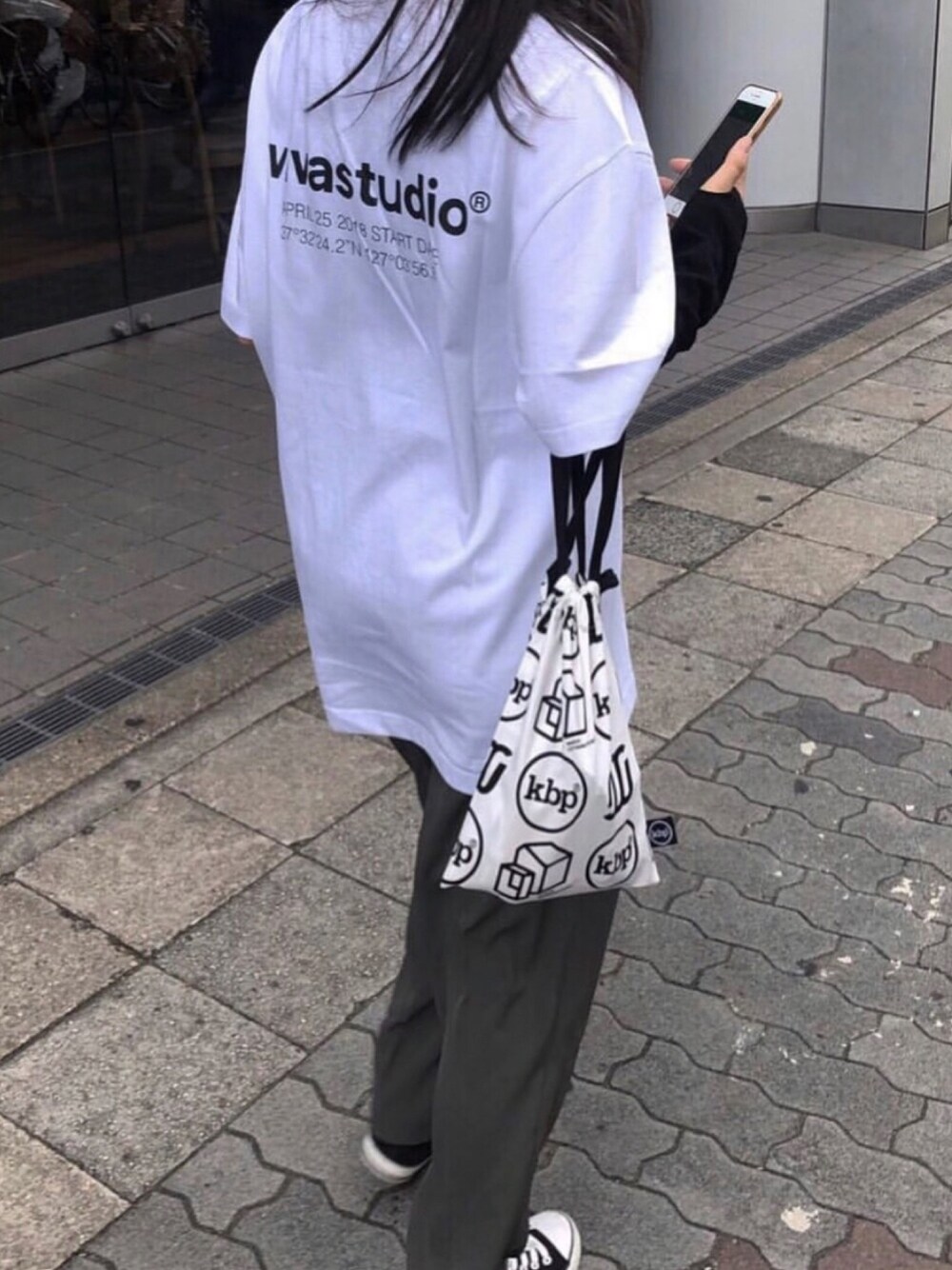 ホワイト系のTシャツ/カットソーを着用したレディースの夏コーディネートの1枚目の写真