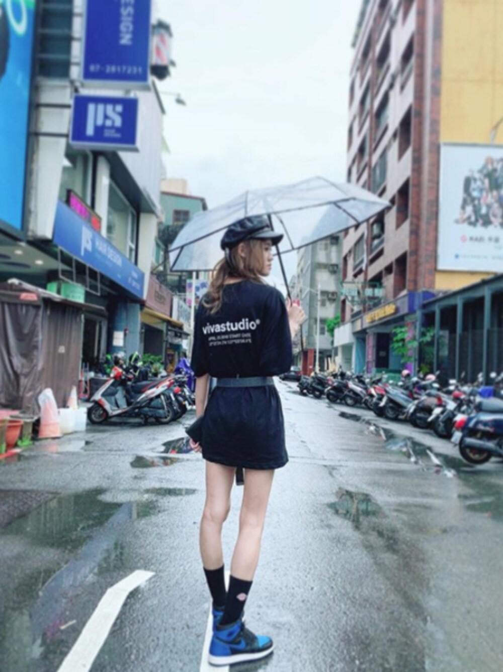 ブラック系のTシャツ/カットソーを着用したレディースの夏コーディネートの1枚目の写真