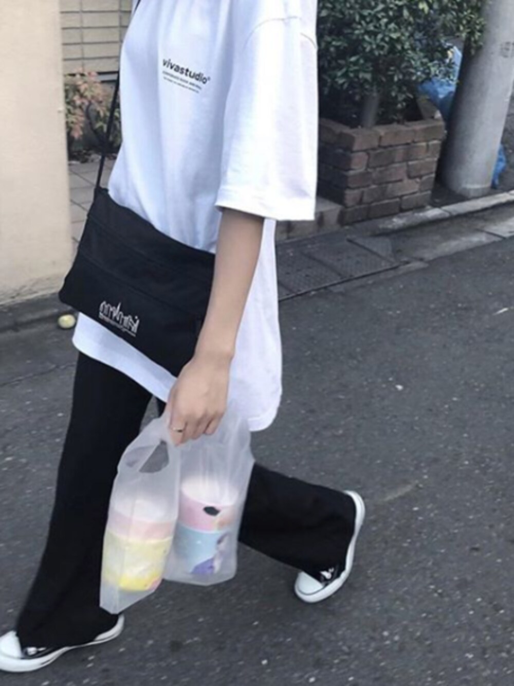 ホワイト系のTシャツ/カットソーを着用したレディースの秋コーディネートの1枚目の写真