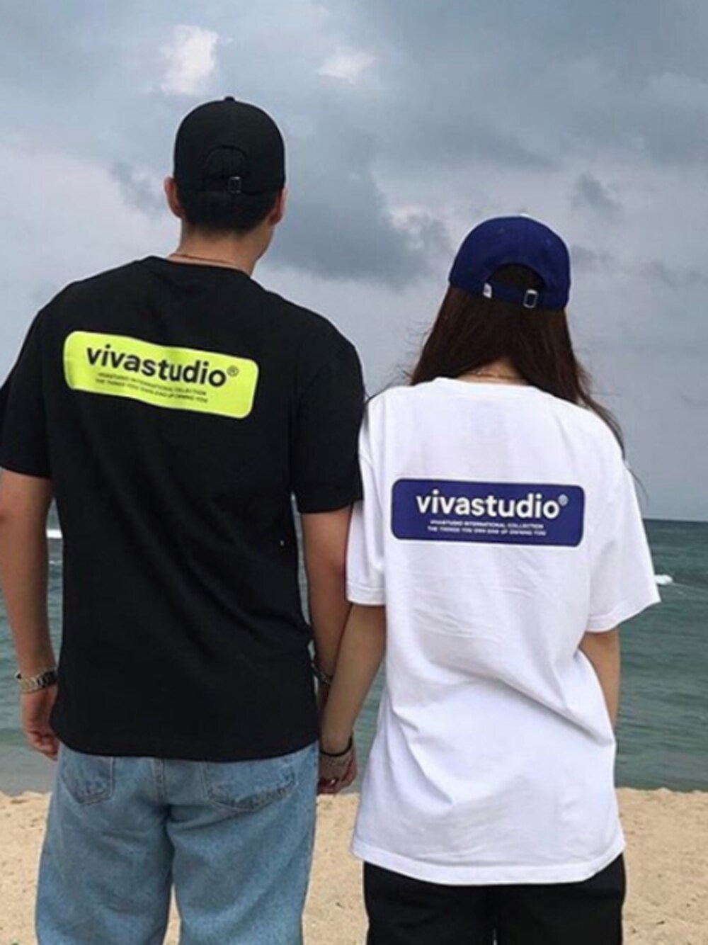 「韓国、street、韓国ブランド、VIVASTUDIO、韓国ファッション、streetfashion、streetstyle、streetsnap、韓国好きな人と繋がりたい」｜「VIVASTUDIOのBOX LOGO SHORT SLEEVE（Tシャツ/カットソー、ホワイト系）」を使った、vivastudioさん（メンズ・177cm）の秋コーディネートの1枚目の写真