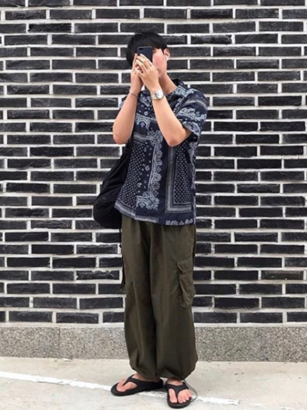 「韓国、street、韓国ブランド、VIVASTUDIO、韓国ファッション、streetfashion、streetstyle、streetsnap、韓国スタイル」｜「VIVASTUDIOのBANDANA SHIRTS（シャツ/ブラウス、ブラック系）」を使った、vivastudioさん（メンズ・177cm）の秋コーディネートの1枚目の写真