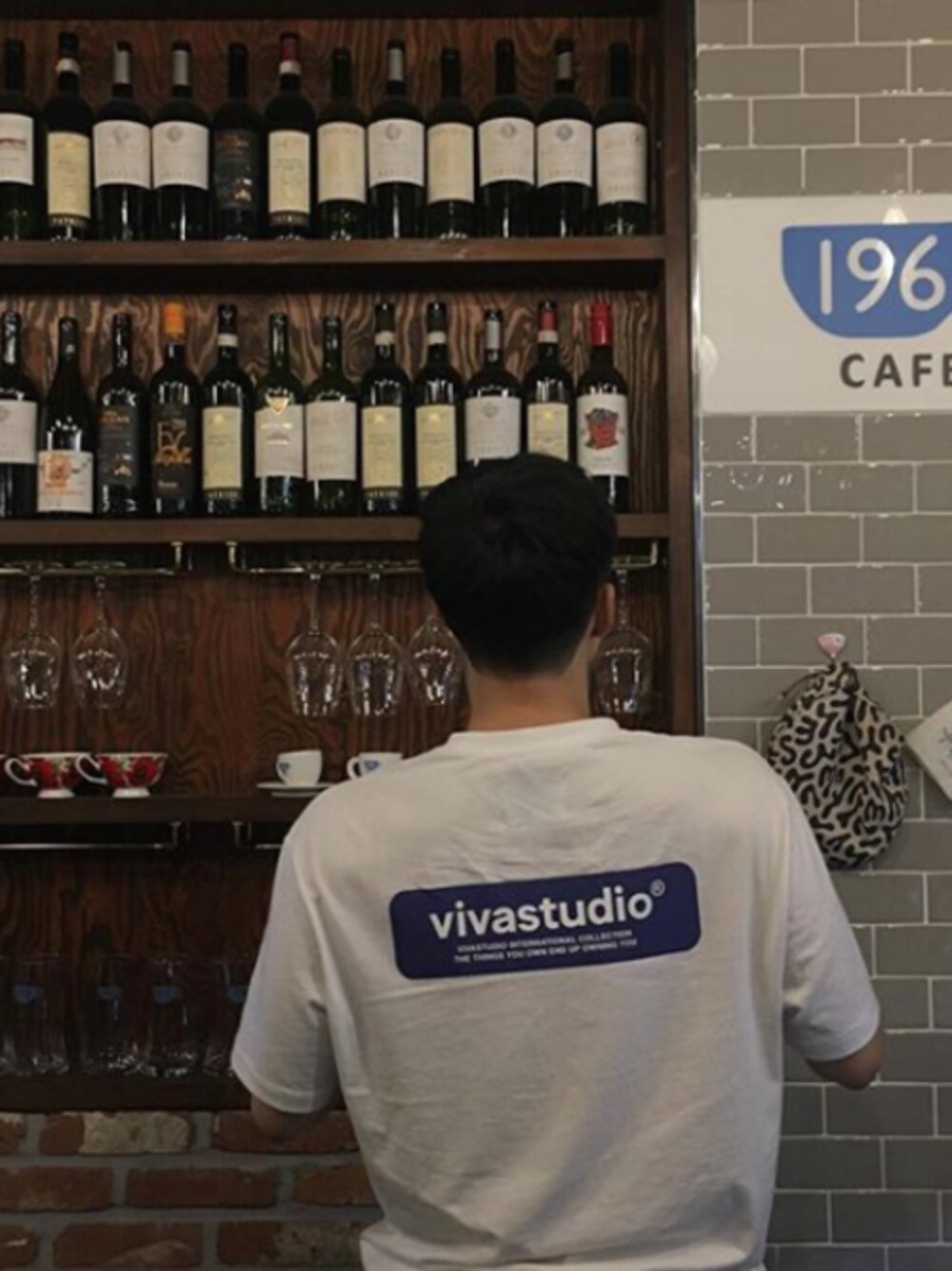 「street、韓国ブランド、VIVASTUDIO、韓国ファッション、streetfashion、streetstyle、streetsnap、韓国スタイル、韓国好きな人と繋がりたい、ビバスタジオ」｜「VIVASTUDIOのBOX LOGO SHORT SLEEVE（Tシャツ/カットソー、ホワイト系）」を使った、vivastudioさん（メンズ・177cm）の秋コーディネートの1枚目の写真