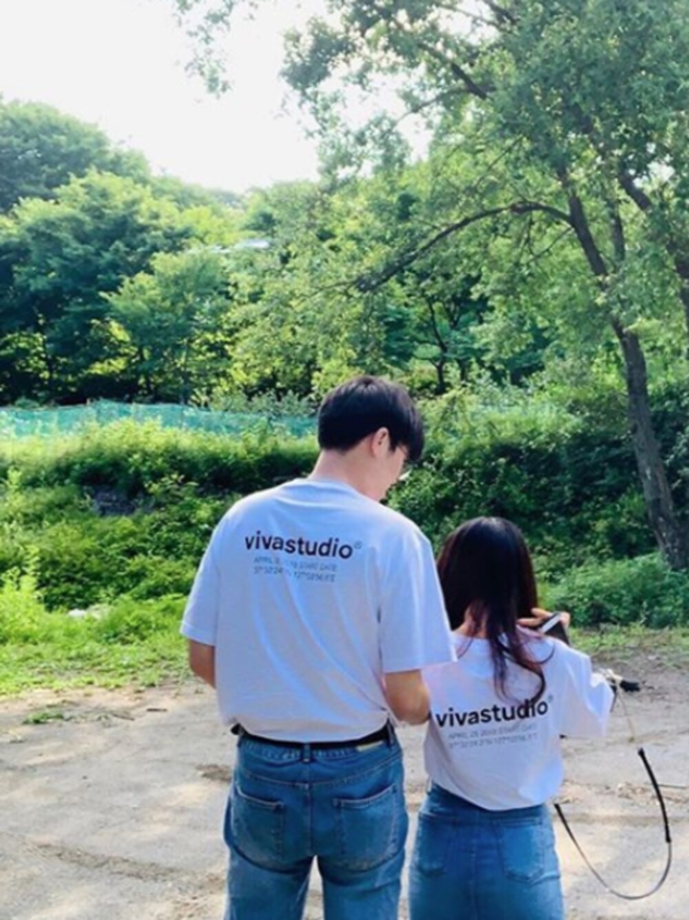 「韓国、street、韓国ブランド、VIVASTUDIO、韓国ファッション、streetfashion、streetstyle、streetsnap、韓国スタイル、ビバスタジオ」｜「VIVASTUDIOのLOCATION LOGO SHORT SLEEVE（Tシャツ/カットソー、ホワイト系）」を使った、vivastudioさん（メンズ・177cm）の秋コーディネートの1枚目の写真