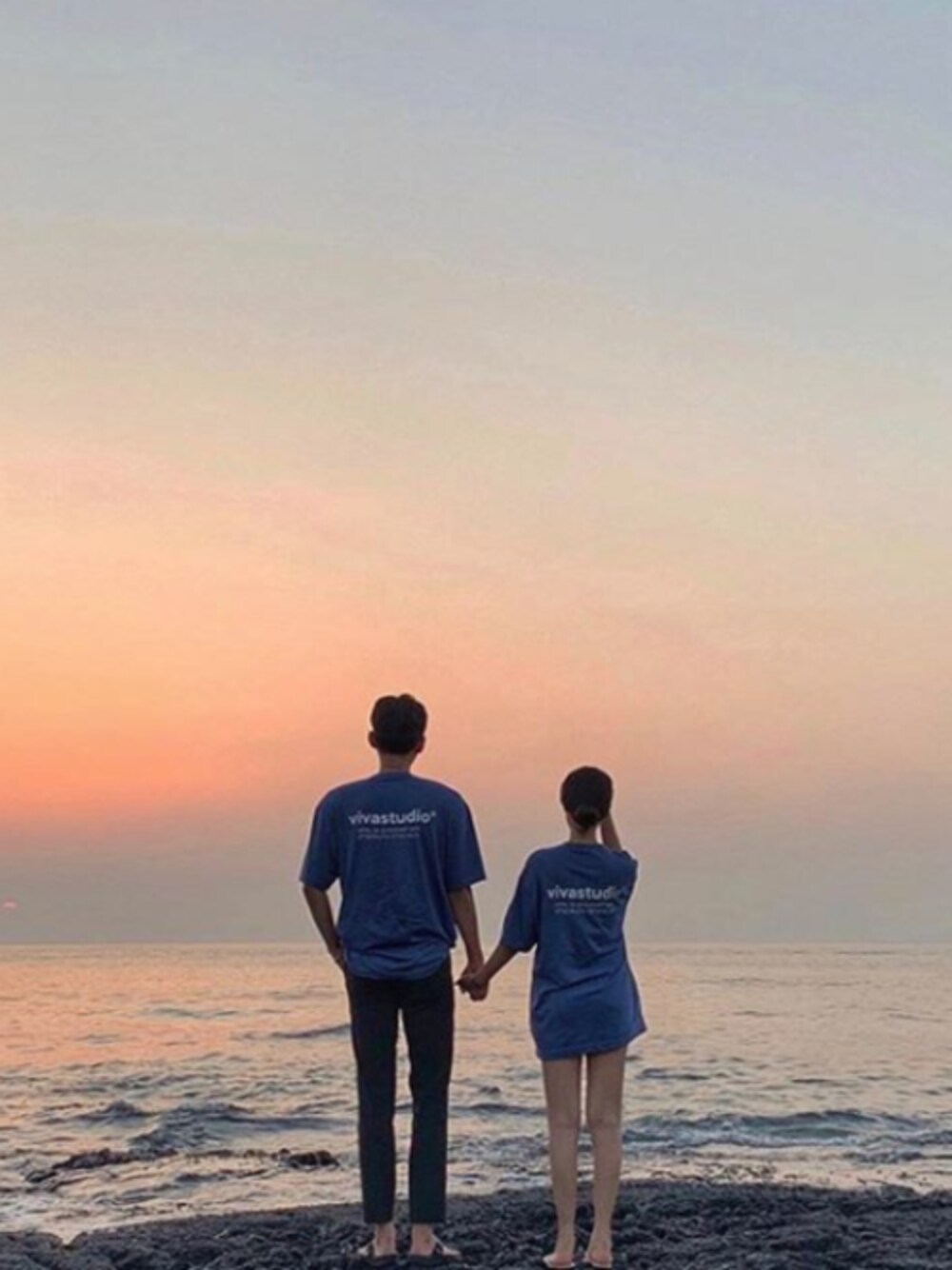 ブルー系のTシャツ/カットソーを着用したメンズの秋コーディネートの1枚目の写真