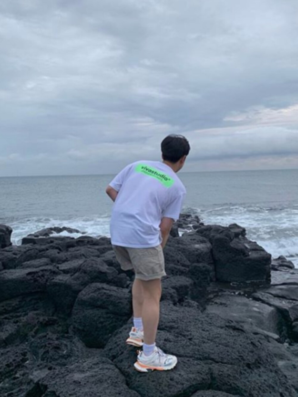 ホワイト系のTシャツ/カットソーを着用したメンズの秋コーディネートの1枚目の写真