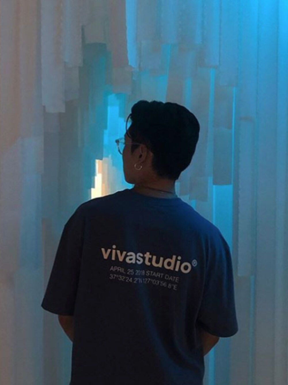 「street、韓国ブランド、VIVASTUDIO、韓国ファッション、streetfashion、streetstyle、streetsnap、韓国スタイル、street style、ビバスタジオ」｜「VIVASTUDIOのLOCATION LOGO SHORT SLEEVE（Tシャツ/カットソー、ブルー系）」を使った、vivastudioさん（メンズ・177cm）の秋コーディネートの1枚目の写真