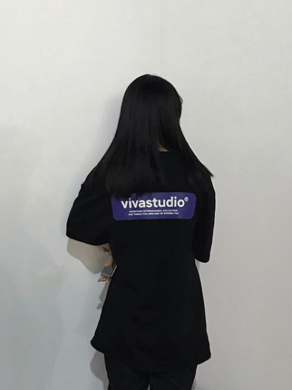 ブラック系のTシャツ/カットソーを着用したレディースの秋コーディネートの1枚目の写真