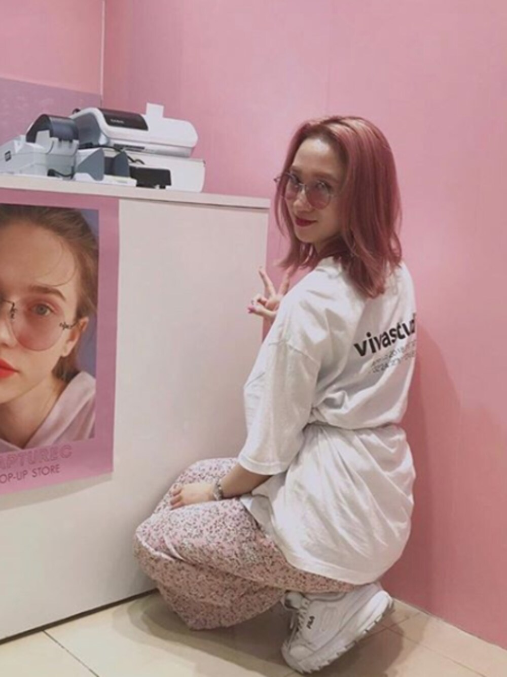 ホワイト系のTシャツ/カットソーを着用したレディースの秋コーディネートの1枚目の写真