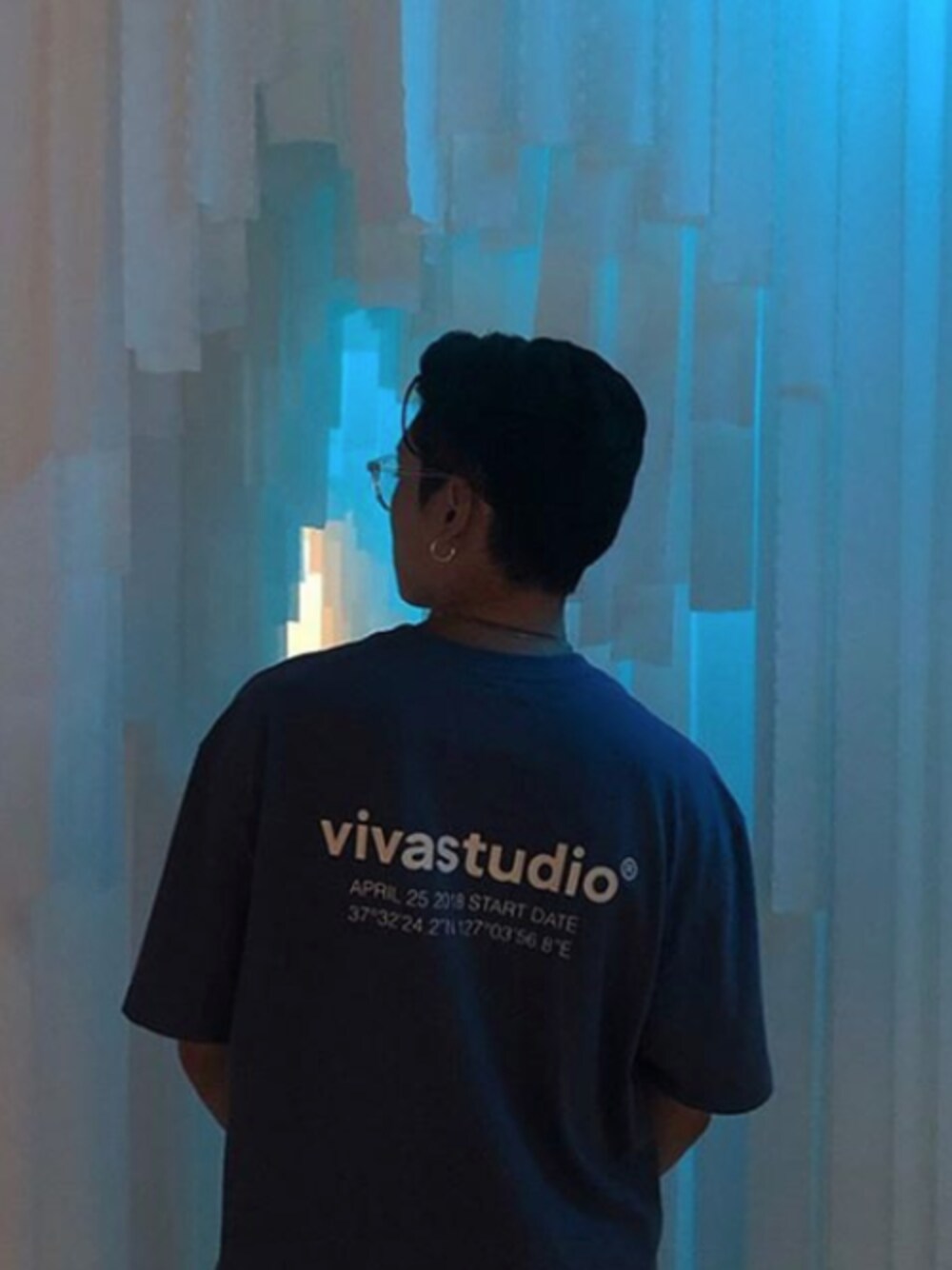 「street、韓国ブランド、VIVASTUDIO、韓国ファッション、streetfashion、streetstyle、streetsnap、韓国スタイル、韓国コーデ、ビバスタジオ」｜「VIVASTUDIOのLOCATION LOGO SHORT SLEEVE（Tシャツ/カットソー、ブルー系）」を使った、vivastudioさん（メンズ・177cm）の秋コーディネートの1枚目の写真