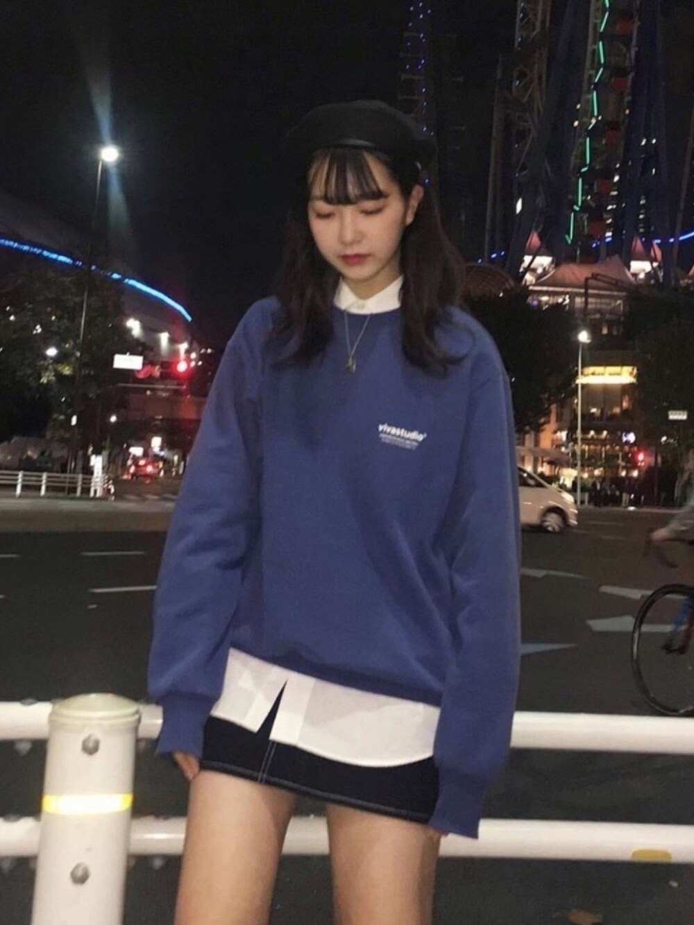 「VIVASTUDIO、ビバスタジオ、韓国ファッション、韓国ブランド、おしゃれさんと繋がりたい、冬コーデ、シンプル、秋のコーデ、キレイめ」｜「VIVASTUDIOのLOCATION LOGO CREWNECK（スウェット、ブルー系）」を使った、vivastudioさん（メンズ・177cm）の秋コーディネートの1枚目の写真