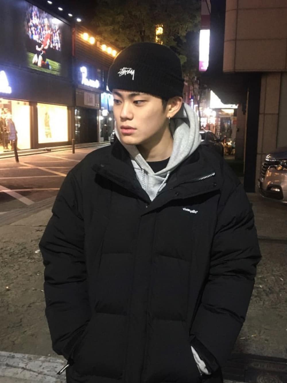 「VIVASTUDIO、ビバスタジオ、韓国ファッション、韓国ブランド、おしゃれさんと繋がりたい、冬コーデ、シンプル、キレイめ、ダウンジャケット」｜「VIVASTUDIOのLONG TEAM DOWN PARKA（ダウンジャケット/コート、ブラック系）」を使った、vivastudioさん（メンズ・177cm）の秋コーディネートの1枚目の写真
