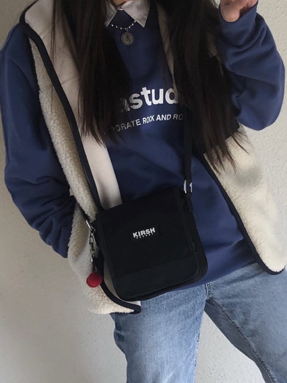 「VIVASTUDIO、ビバスタジオ、韓国ファッション、韓国ブランド、スウェット、カジュアル、きれいめカジュアル、シンプル、おしゃれさんと繋がりたい、冬コーデ」｜「VIVASTUDIOのBINAURAL CREWNECK（スウェット、ブルー系）」を使った、vivastudioさん（レディース・163cm）の冬コーディネートの1枚目の写真