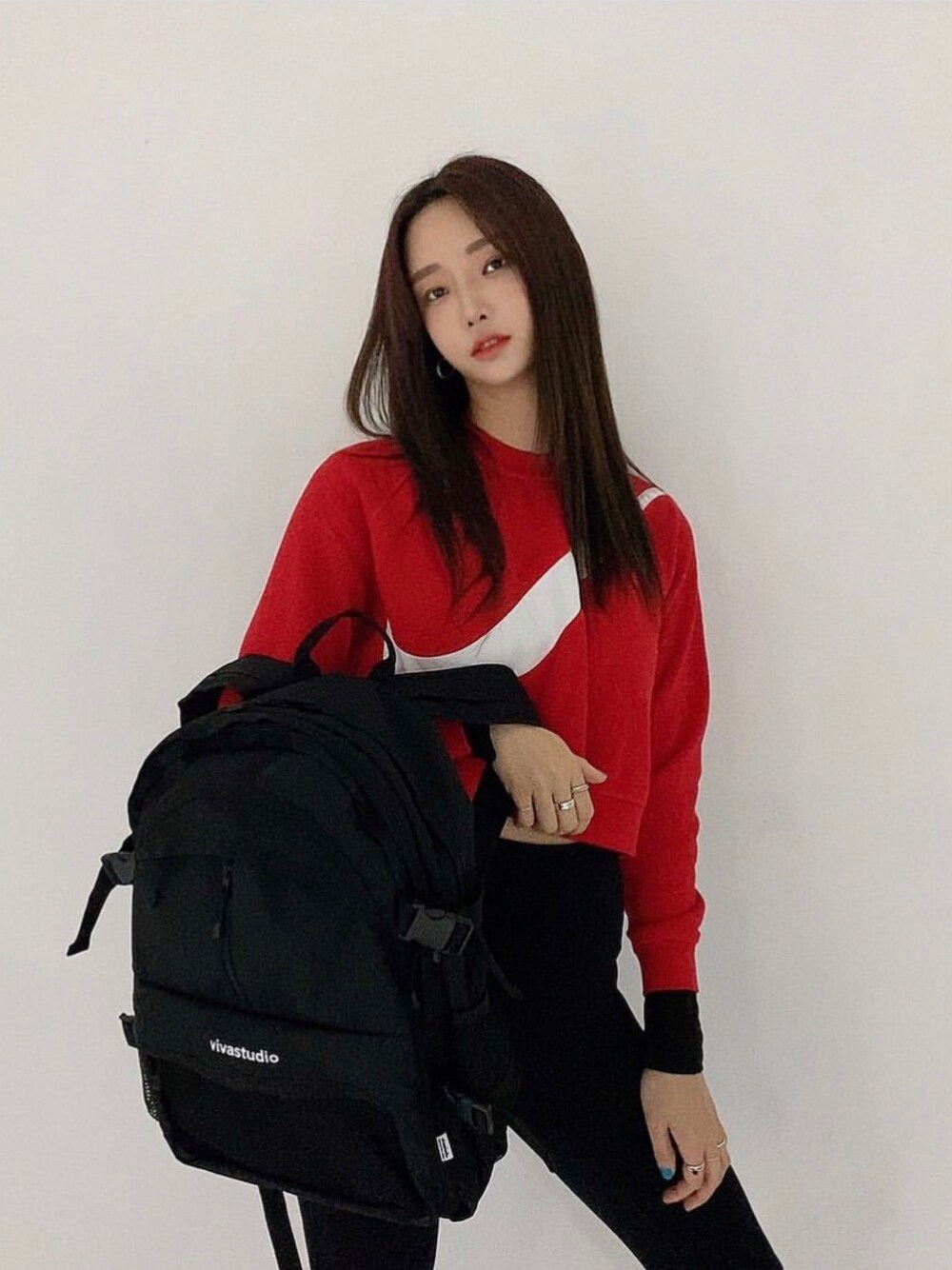 「VIVASTUDIO、ビバスタジオ、韓国ファッション、韓国ブランド、バックパック、リュック、新生活、シンプル、おしゃれさんと繋がりたい、カジュアル」｜「VIVASTUDIOのHOLIDAY CORDURA BACKPACK（バックパック/リュック、ブラック系）」を使った、vivastudioさん（レディース・165cm）の春コーディネートの1枚目の写真