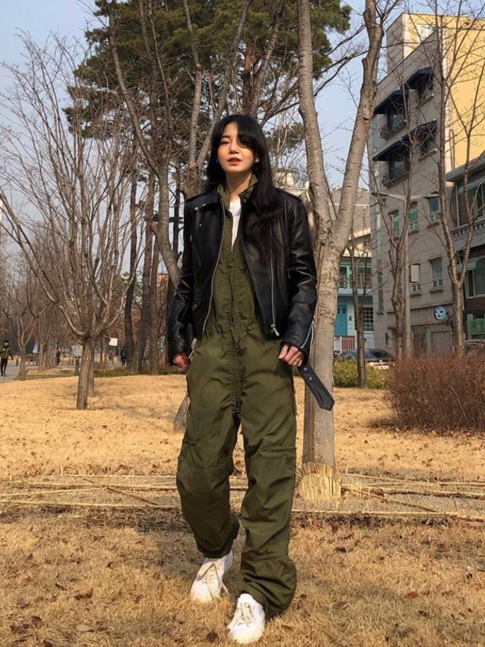 「VIVASTUDIO、ビバスタジオ、韓国ファッション、韓国ブランド、ライダース、革ジャン、ブラック、春コーデ、シンプル、きれいめカジュアル」｜「VIVASTUDIOのBONNI RIDERS JACKET（ライダースジャケット、ブラック系）」を使った、vivastudioさん（レディース・163cm）の春コーディネートの1枚目の写真