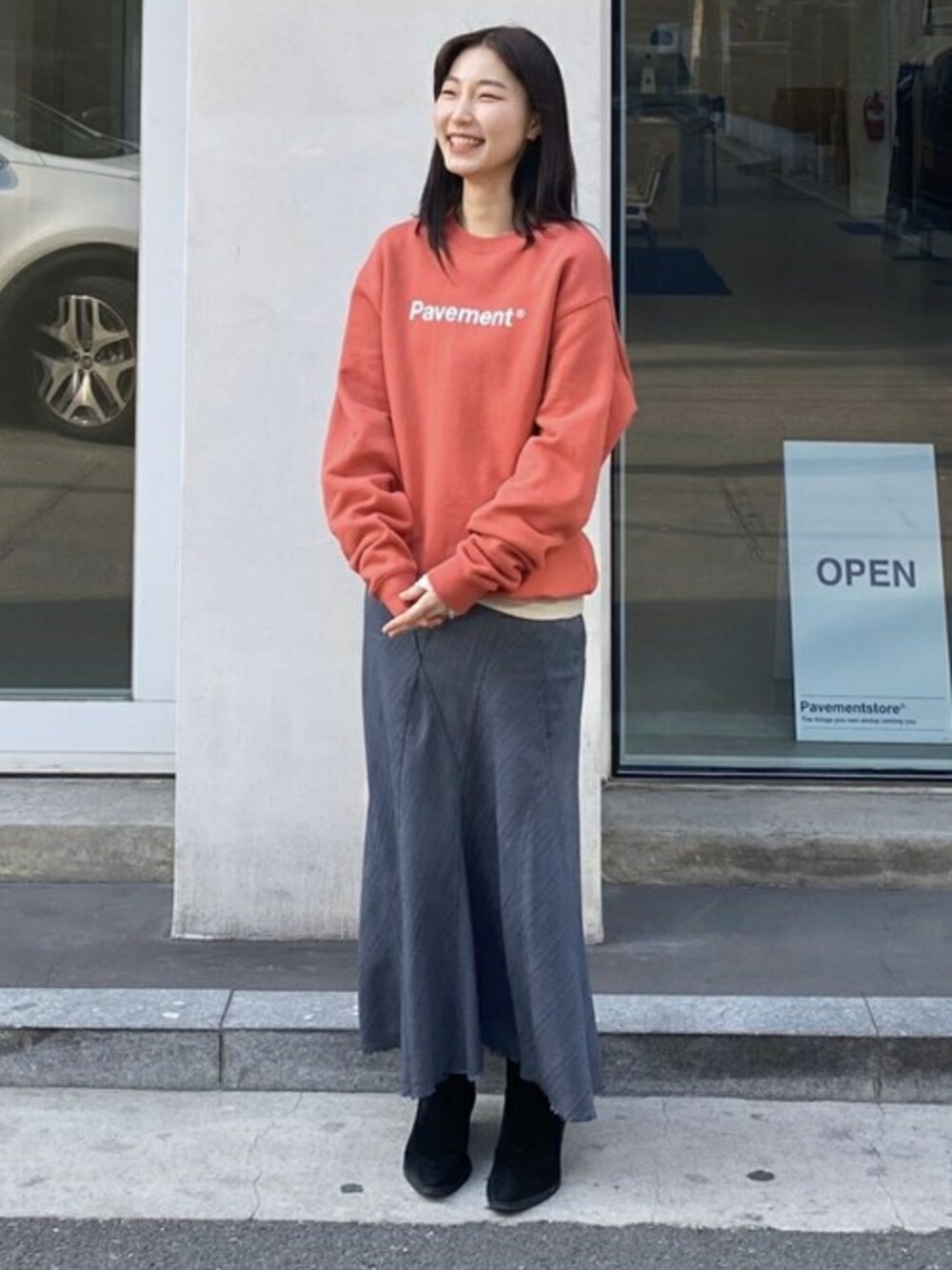 「スウェット、トレーナー、シンプルコーデ、春コーデ、ラクチンコーデ、韓国ブランド、韓国ファッション、pavement、ペーブメント、おうちファッション」｜「PAVEMENTのSTANDARD CREWNECK（スウェット、レッド系）」を使った、vivastudioさん（レディース・163cm）の春コーディネートの1枚目の写真