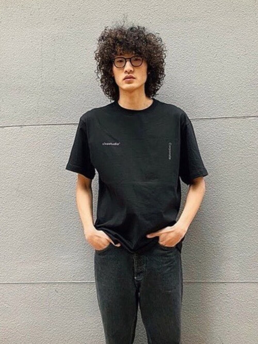 「ブラック、Tシャツ、黒、シンプルコーデ、半袖、韓国ブランド、VIVASTUDIO、韓国ファッション、おしゃれさんと繋がりたい、ビバスタジオ」｜「VIVASTUDIOのNEW CORPORATE SHORT SLEEVE（Tシャツ/カットソー、ブラック系）」を使った、vivastudioさん（メンズ・176cm）の春コーディネートの1枚目の写真