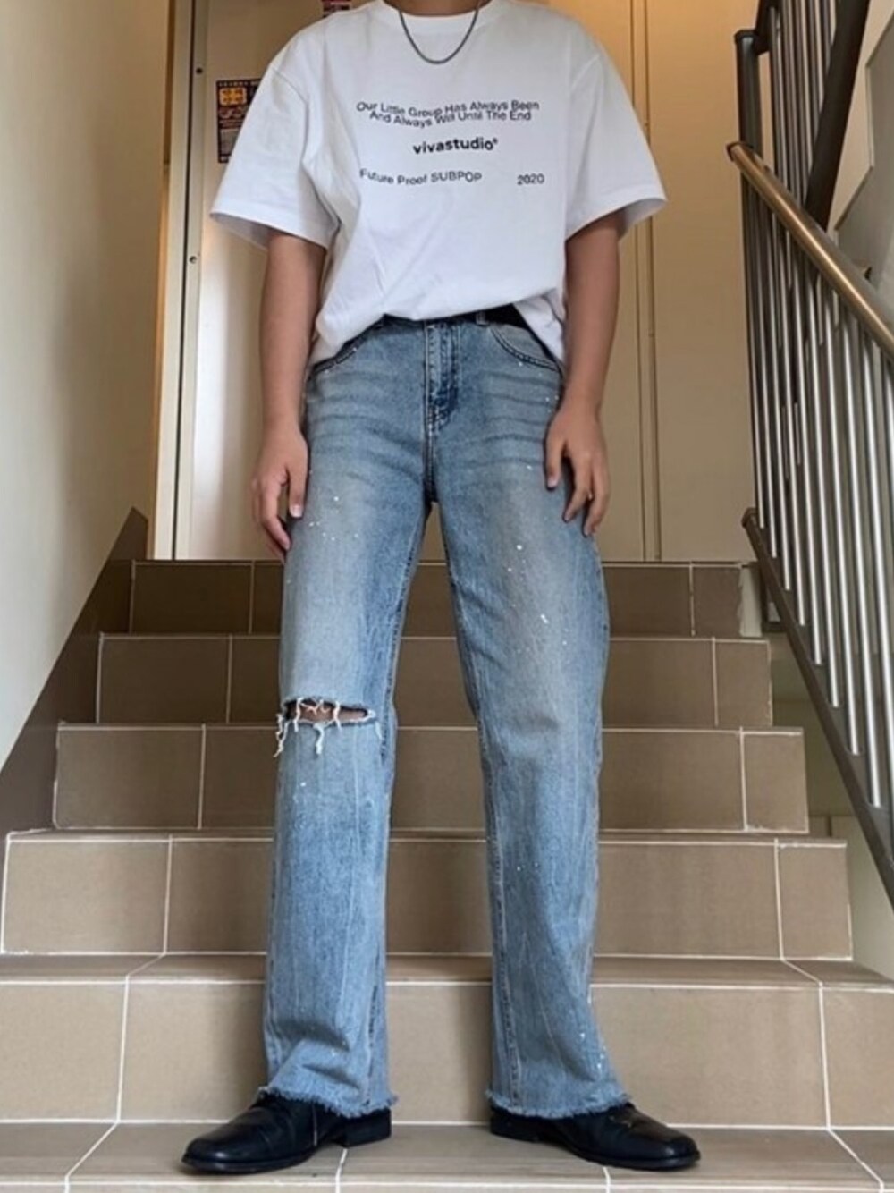 「シンプル、Tシャツ、夏コーデ、白Tシャツ、半袖、韓国ブランド、VIVASTUDIO、韓国ファッション、おしゃれさんと繋がりたい、ビバスタジオ」｜「VIVASTUDIOのSUBPOP SHORT SLEEVE（Tシャツ/カットソー、ホワイト系）」を使った、vivastudioさん（メンズ・176cm）の春コーディネートの1枚目の写真