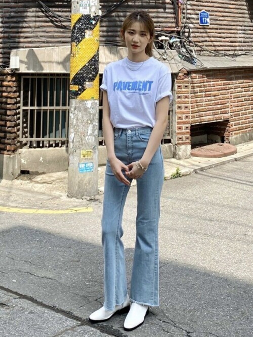 「シンプル、きれいめカジュアル、シンプルコーデ、半袖Ｔシャツ、白Tシャツ、今日のコーデ、韓国ブランド、韓国ファッション、pavement、ペーブメント」｜「PAVEMENTのMOTION LOGO T-SHIRT（Tシャツ/カットソー、ホワイト系）」を使った、vivastudioさん（レディース・164cm）の春コーディネートの1枚目の写真