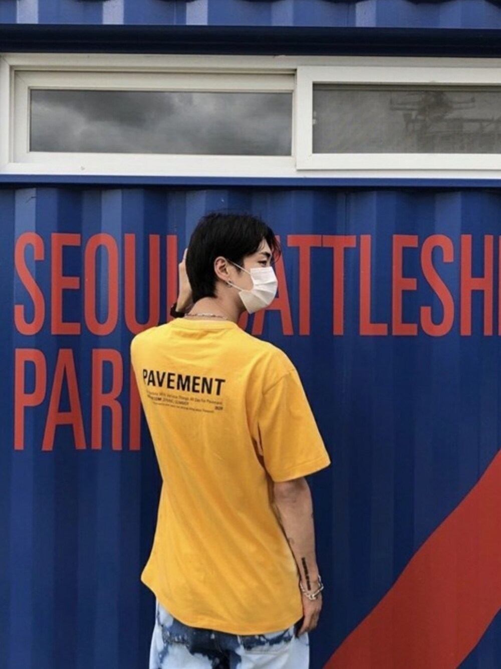「ロゴT、Tシャツ、ストリート、シンプルコーデ、ゆるコーデ、韓国ブランド、韓国ファッション、おしゃれさんと繋がりたい、pavement、ペーブメント」｜「PAVEMENTのALL DAY T-SHIRT（Tシャツ/カットソー、イエロー系）」を使った、vivastudioさん（メンズ・178cm）の夏コーディネートの1枚目の写真