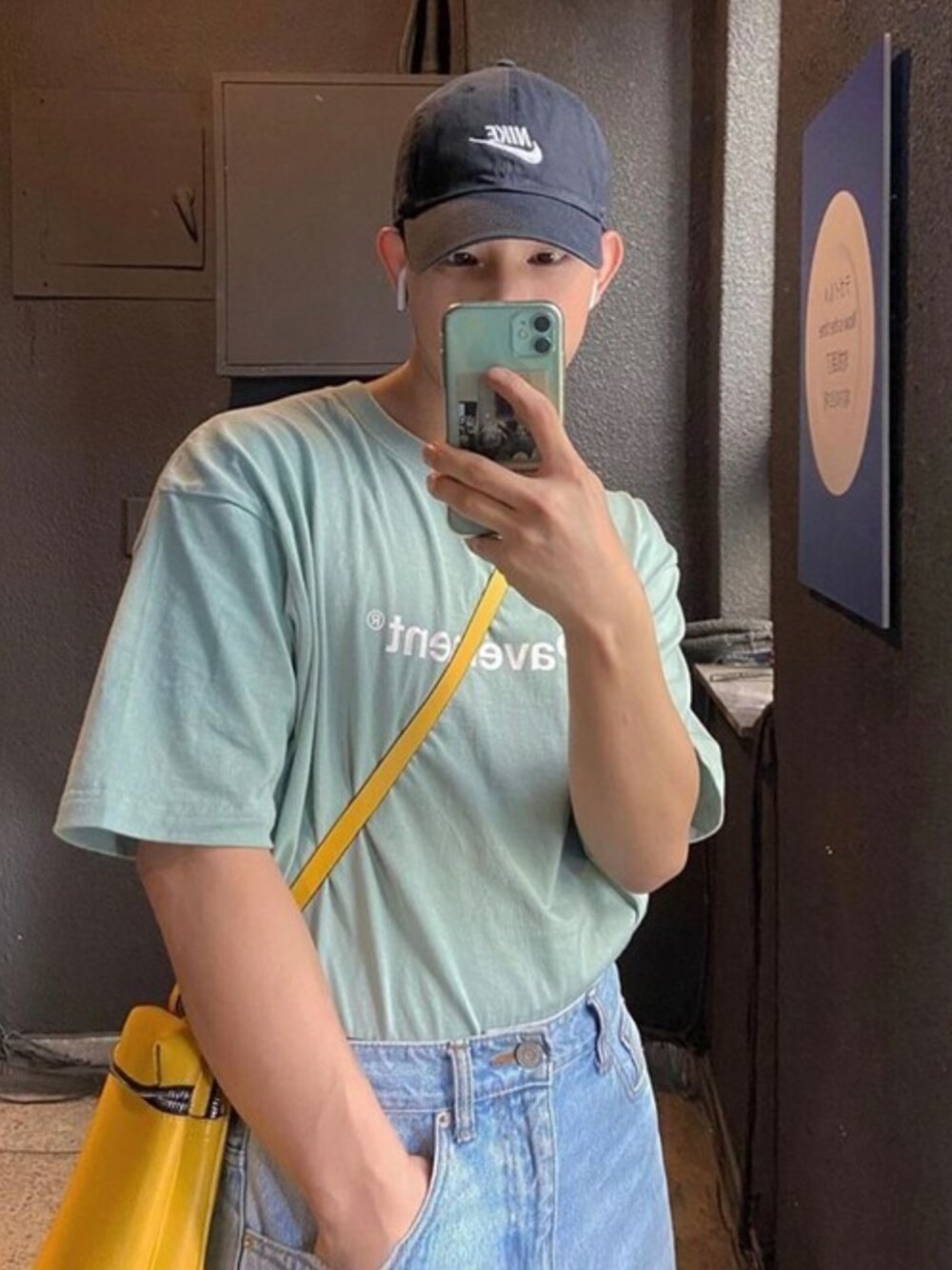 「ロゴT、Tシャツ、ストリート、シンプルコーデ、夏コーデ、韓国ブランド、韓国ファッション、おしゃれさんと繋がりたい、pavement、ペーブメント」｜「PAVEMENTのSTANDARD T-SHIRT（Tシャツ/カットソー、グリーン系）」を使った、vivastudioさん（メンズ・181cm）の夏コーディネートの1枚目の写真