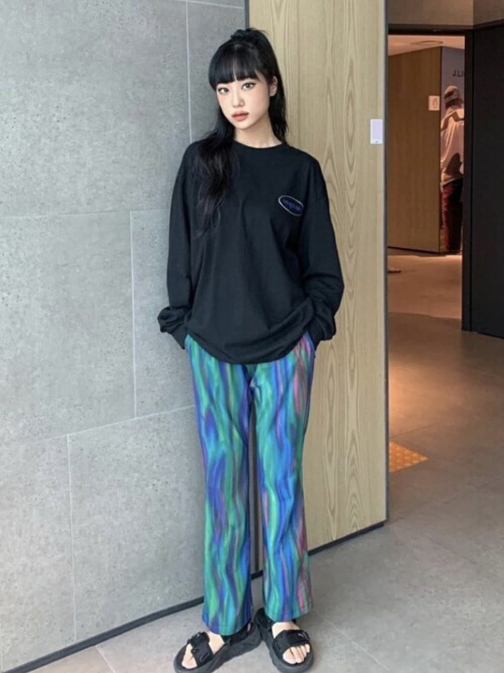 ブラック系のTシャツ/カットソーを着用したレディースの夏コーディネートの1枚目の写真