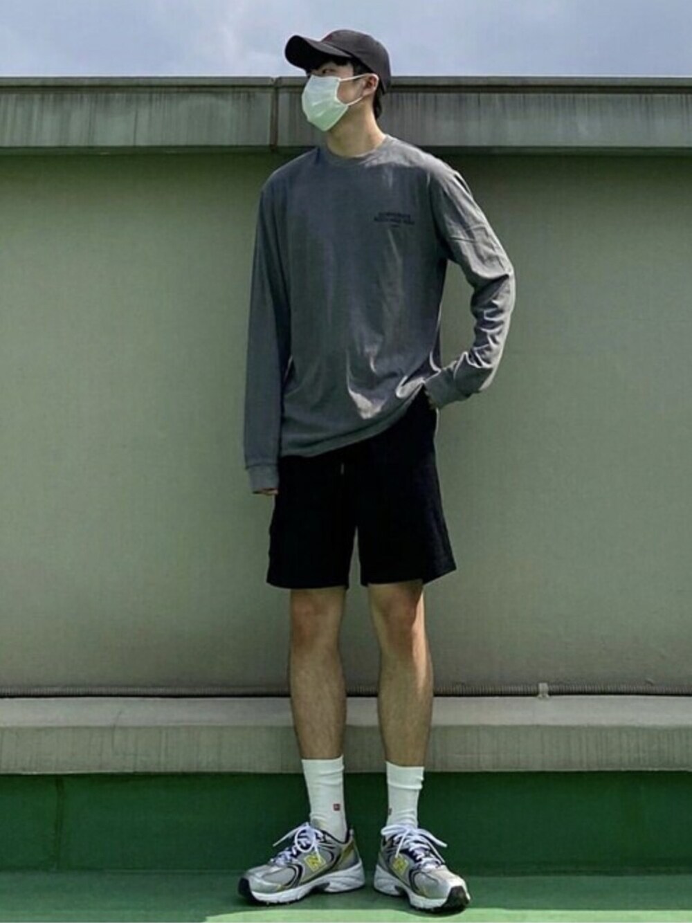 「シンプル、ストリート、ロンT、シンプルコーデ、ゆるコーデ、韓国ブランド、VIVASTUDIO、韓国ファッション、おしゃれさんと繋がりたい、ビバスタジオ」｜「VIVASTUDIOのTYPE LOOF PIGMENT L/S TEE（Tシャツ/カットソー、グレー系）」を使った、vivastudioさん（メンズ・181cm）の秋コーディネートの1枚目の写真
