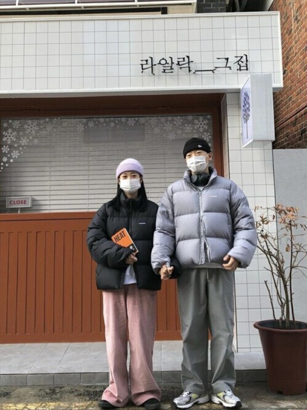 「アウター、ダウンジャケット、ダウン、ペアルック、シンプルコーデ、ゆるコーデ、韓国ブランド、VIVASTUDIO、韓国ファッション、ビバスタジオ」｜「VIVASTUDIOのGOOSE DOWN LIGHTWEIGHT PARKA（ダウンジャケット/コート、ブラック系）」を使った、vivastudioさん（レディース・156cm）の秋コーディネートの1枚目の写真