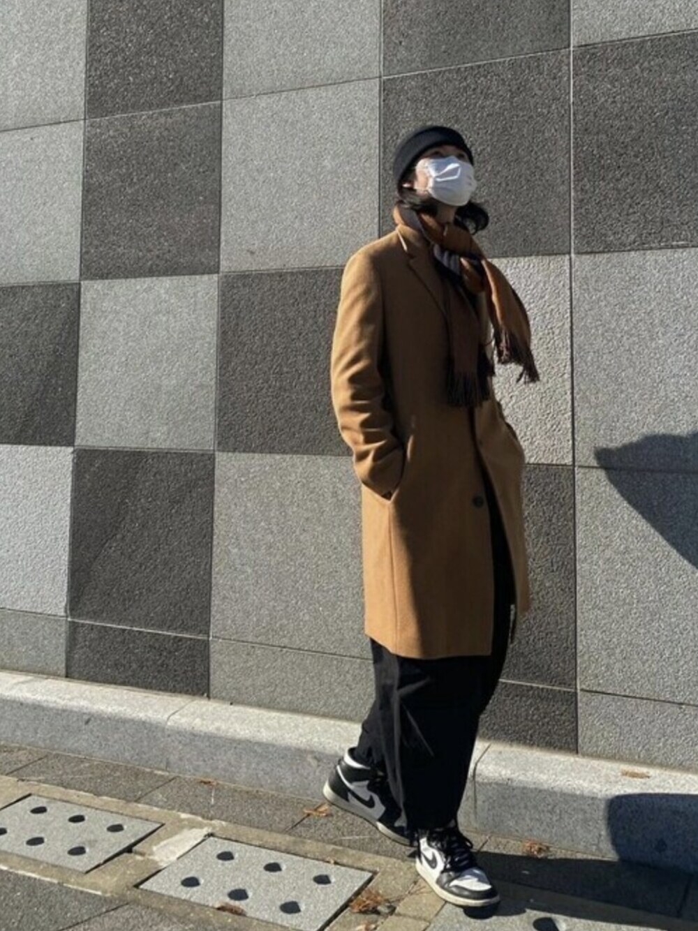 「コート、アウター、冬コーデ、シンプルコーデ、カジュアルコーデ、韓国ブランド、VIVASTUDIO、韓国ファッション、アフラー、ビバスタジオ」｜「VIVASTUDIOのCASHMERE CHESTERFIELD COAT（チェスターコート、ベージュ系）」を使った、vivastudioさん（メンズ・176cm）の冬コーディネートの1枚目の写真