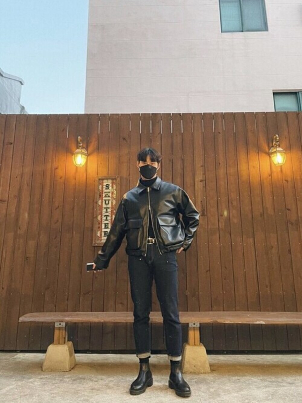 「レザー、レザージャケット、ライダース、ライダースジャケット、革ジャン、韓国ブランド、VIVASTUDIO、韓国ファッション、シンプルおしゃれが好き、ビバスタジオ」｜「VIVASTUDIOのVEGAN LEAHTER FLIGHT JACKET（ブルゾン、ブラック系）」を使った、vivastudioさん（メンズ・179cm）の冬コーディネートの1枚目の写真