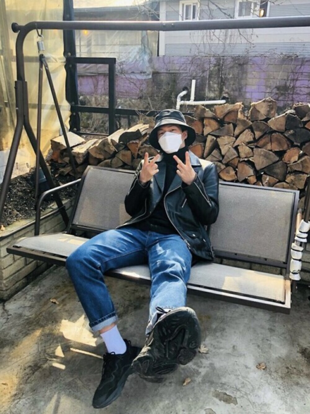 「レザー、レザージャケット、ライダース、革ジャン、シンプルスタイル、韓国ブランド、VIVASTUDIO、韓国ファッション、シンプルおしゃれが好き、ビバスタジオ」｜「VIVASTUDIOのCLASSIC RIDERS JACKET（ライダースジャケット、ブラック系）」を使った、vivastudioさん（メンズ・180cm）の冬コーディネートの1枚目の写真