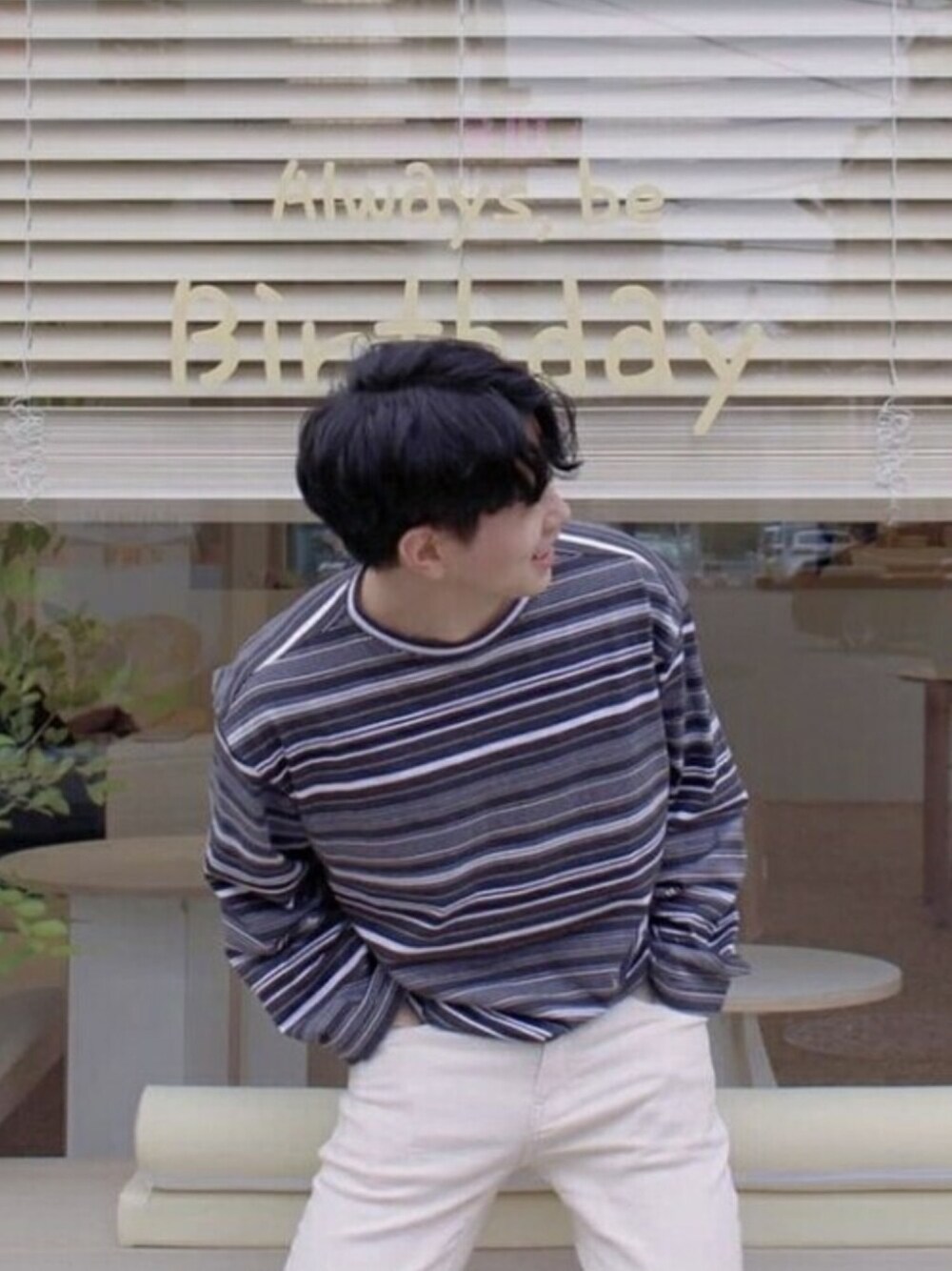 「ストライプ、ロンT、白パンツ、シンプルコーデ、シンプルスタイル、韓国ブランド、VIVASTUDIO、韓国ファッション、シンプルおしゃれが好き、ビバスタジオ」｜「VIVASTUDIOのSTRIPE L/S TEE（Tシャツ/カットソー、ブルー系）」を使った、vivastudioさん（メンズ・177cm）の春コーディネートの1枚目の写真