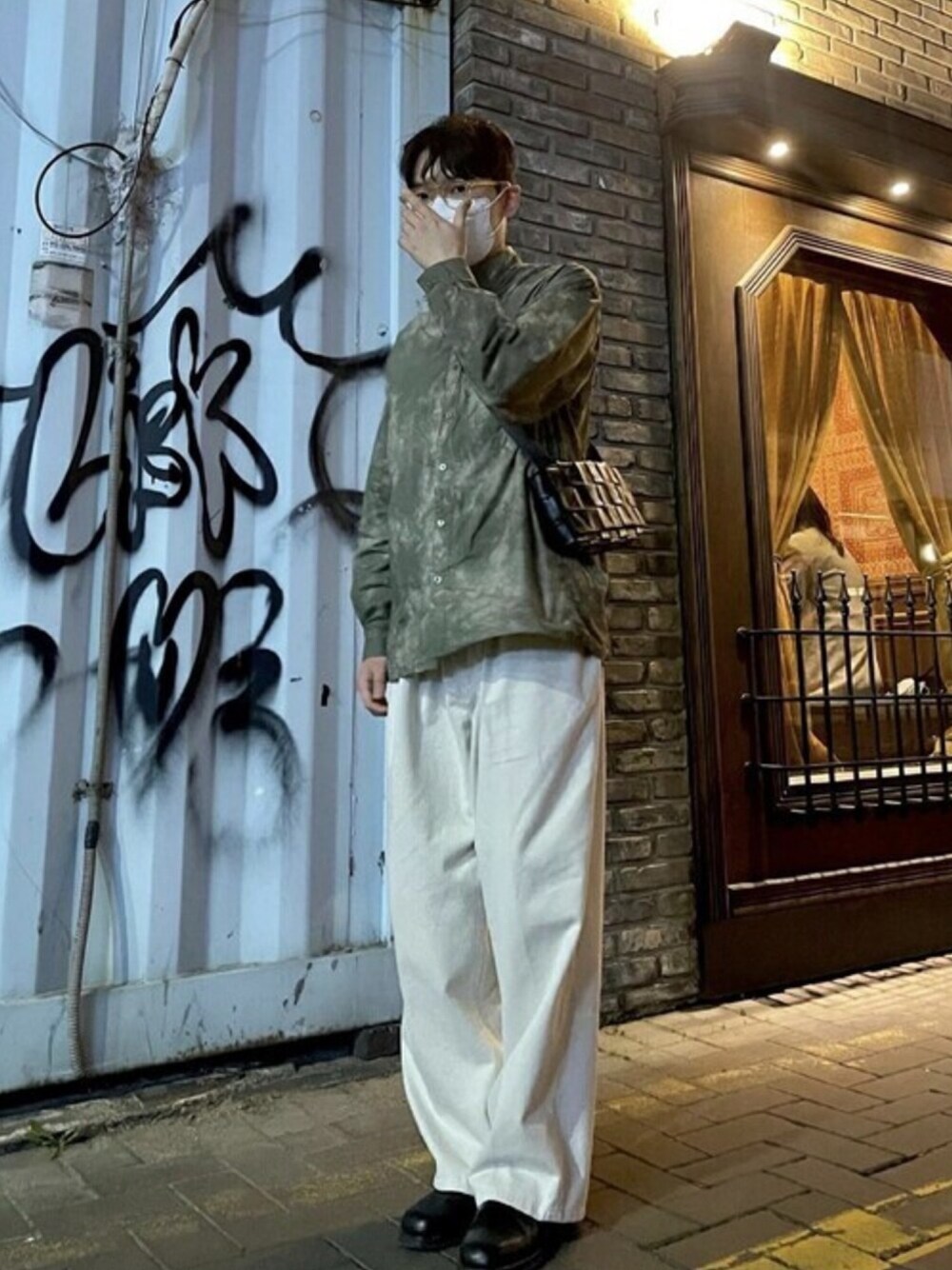 「シャツ、タイダイ柄、白パンツ、シンプルコーデ、シャツスタイル、韓国ブランド、VIVASTUDIO、韓国ファッション、ボッテガヴェネタ、ビバスタジオ」｜「VIVASTUDIOのDYEING SHIRTS（シャツ/ブラウス、グレー系）」を使った、vivastudioさん（メンズ・178cm）の春コーディネートの1枚目の写真