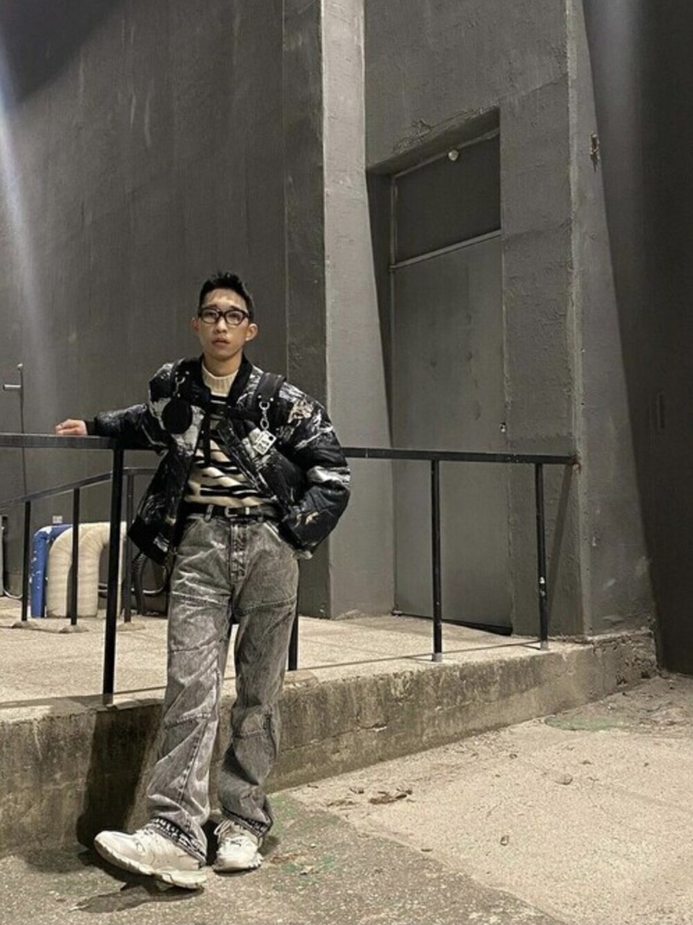 「ジャケット、MA-1、リバーシブル、春アウター、シンプルコーデ、韓国ブランド、VIVASTUDIO、韓国ファッション、おしゃれさんと繋がりたい、ビバスタジオ」｜「VIVASTUDIOのREVERSIBLE MA-1（MA-1、ブラック系）」を使った、vivastudioさん（メンズ・174cm）の春コーディネートの1枚目の写真
