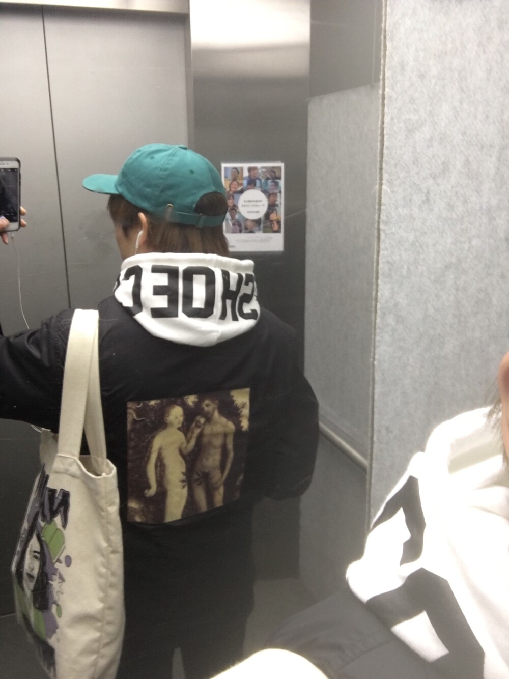「うしろ姿、帽子、上半身、ストリート」｜「STUSSYのBasic Logo Twill Cap（キャップ、グリーン系）」を使った、ぽさん（メンズ・168cm）の冬コーディネートの1枚目の写真