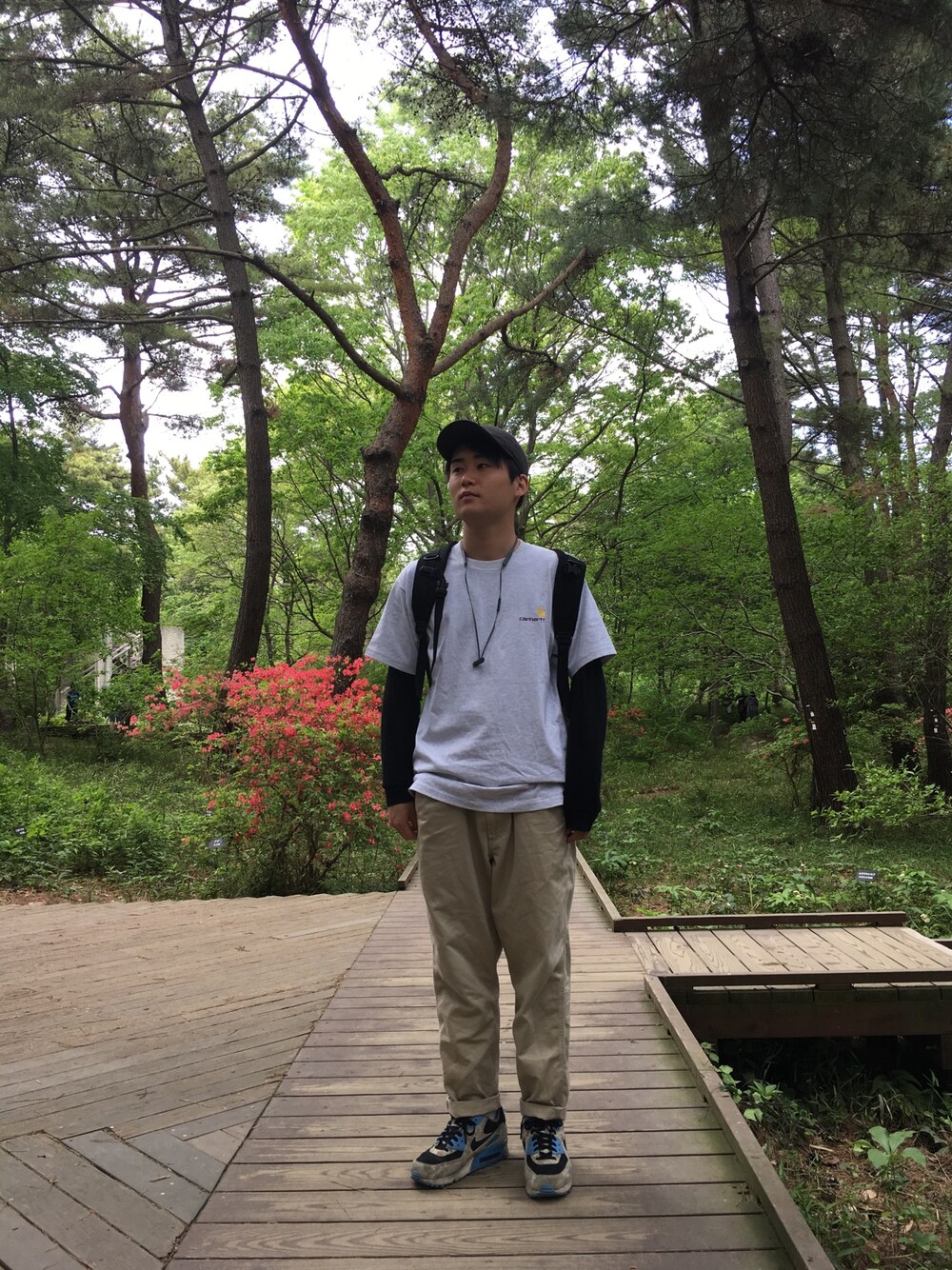 「春コーデ、ストリート、カーハート、キャップ、ナイキ、オーバーサイズ」｜「Carhartt WIPのS/S AMERICAN SCRIPT T-SHIRT（Tシャツ/カットソー、グレー系）」を使った、ぽさん（メンズ・167cm）の春コーディネートの1枚目の写真
