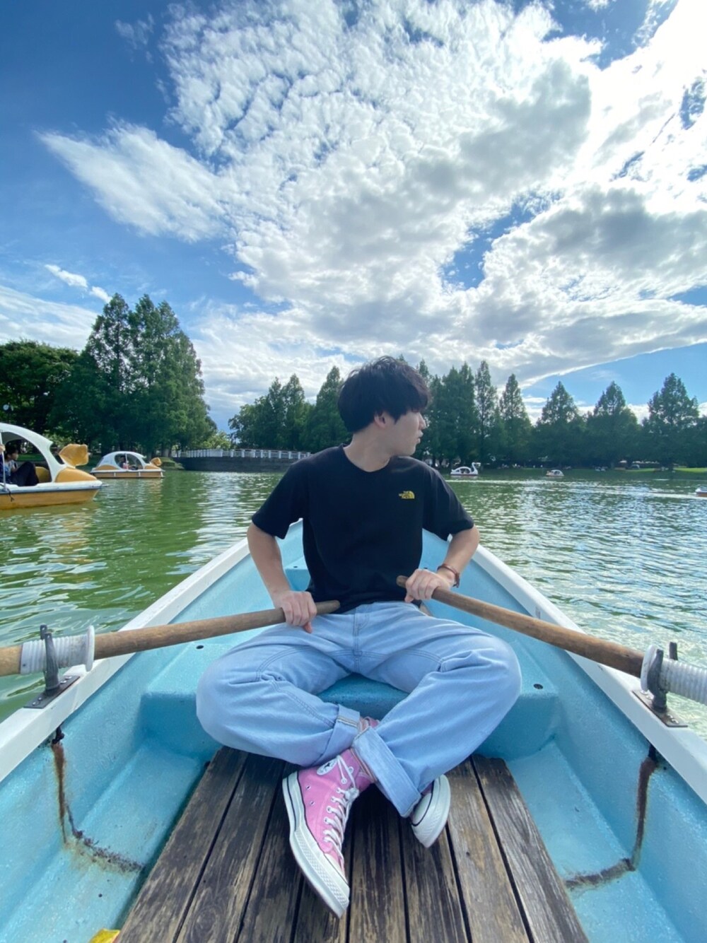「ノースフェイス、CT70s、ジーンズ、休日スタイル、コンバース、Tシャツ、春夏コーデ、ストリートコーデ」｜「THE NORTH FACEのアイテム（Tシャツ/カットソー、ブラック系）」を使った、ぽさん（メンズ・168cm）の夏コーディネートの1枚目の写真