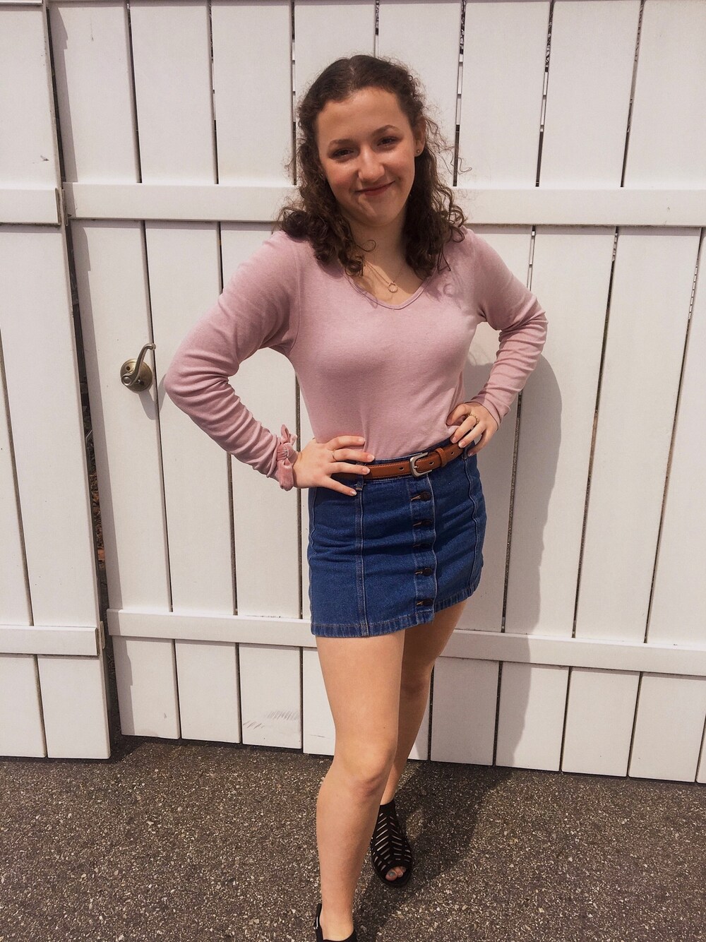 「petite fashion、easter、pink」｜「H&M DIVIDEDのアイテム（シャツ/ブラウス、ピンク系）」を使った、Madison Belangerさん（レディース・153cm）の春コーディネートの1枚目の写真
