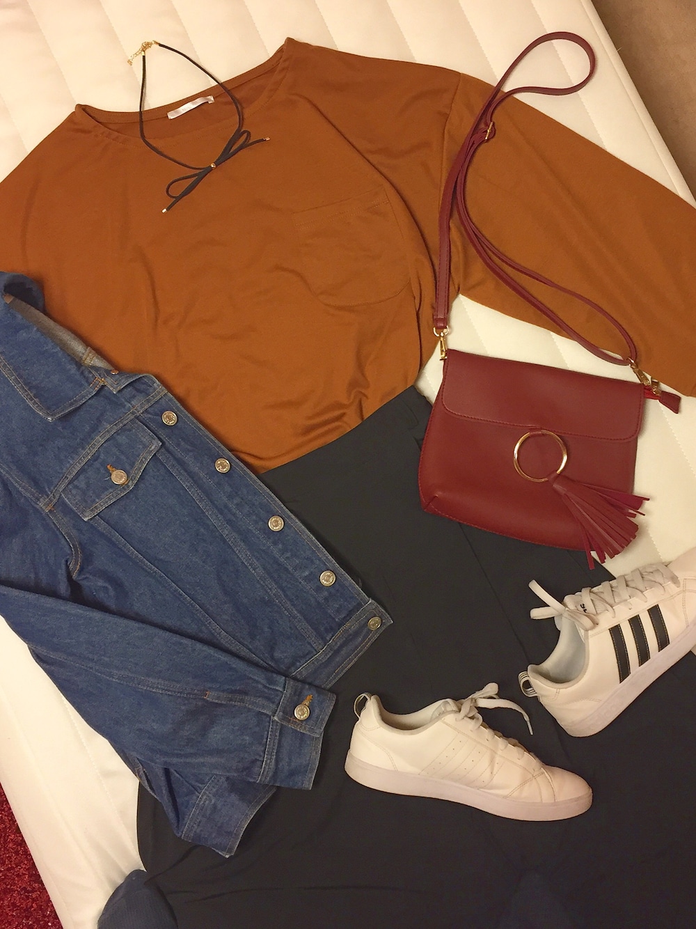 「スニーカー、デニムジャケット、Gジャン、ガウチョパンツ、チョーカー、GU、RETRO GIRL、adidas」｜「RETRO GIRLのアイテム（Tシャツ/カットソー、ブラウン系）」を使った、︎︎︎︎︎☺︎さん（レディース・157cm）の冬コーディネートの1枚目の写真