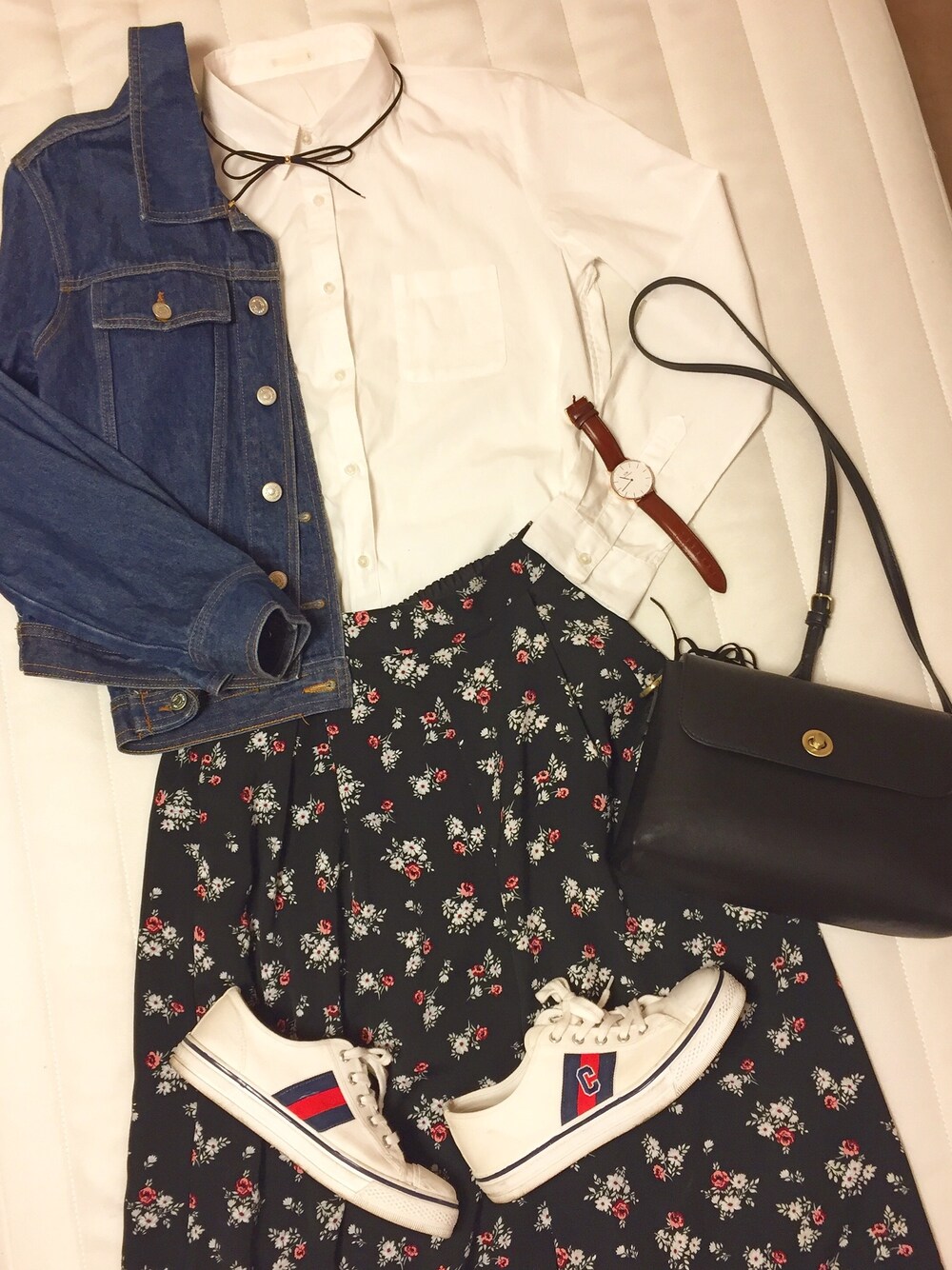 「プチプラ、GU、春コーデ、花柄、チョーカー、白シャツ、スニーカー、Daniel Wellington、Gジャン」｜「GUのアイテム（シャツ/ブラウス、ホワイト系）」を使った、︎︎︎︎︎☺︎さん（レディース・157cm）の春コーディネートの1枚目の写真