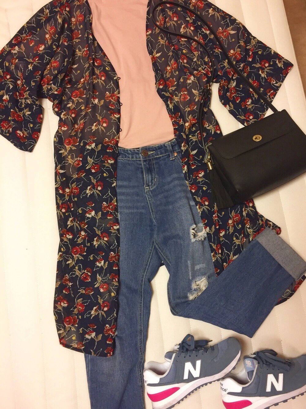 「ootd、denim、ロングカーディガン、花柄、ピンク、ニューバランス、スニーカー、ダメージデニムパンツ」｜「GUのアイテム（カーディガン/ボレロ、ブラック系）」を使った、︎︎︎︎︎☺︎さん（レディース・157cm）の春コーディネートの1枚目の写真