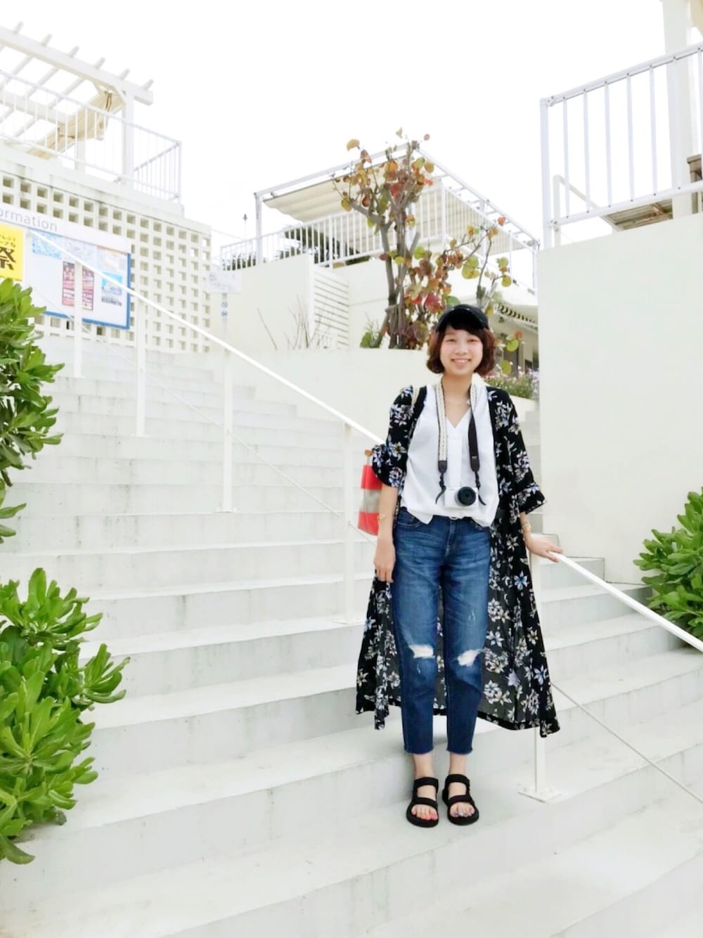 「夏コーデ、沖縄、沖縄旅行、花柄、#大人カジュアル、カジュアルコーデ、デニム、プチプラコーデ」｜「OZOCのアイテム（ワンピース、ブラック系）」を使った、Misakiさん（レディース・160cm）の春コーディネートの1枚目の写真