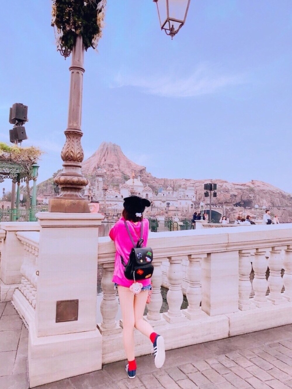 「ディズニー、ディズニーコーデ、ロッツォ、ディズニーシー、ミッキー帽子、黒リュック、キャップ、リュック、ピンク、スニーカー×靴下」｜「Disneyのアイテム（キャップ、ブラック系）」を使った、Misakiさん（レディース・160cm）の秋コーディネートの1枚目の写真
