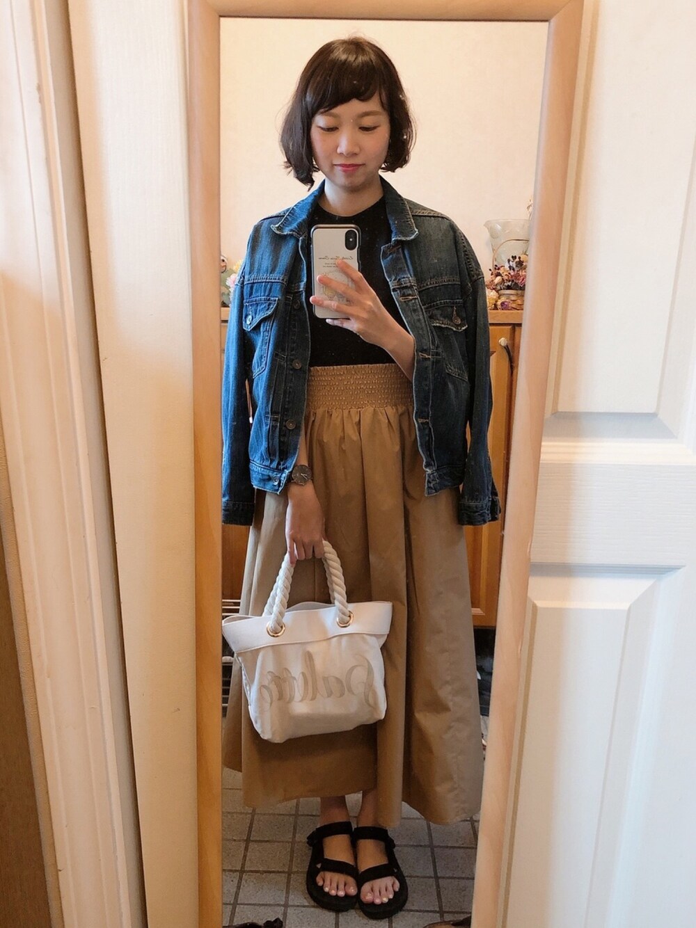 「Tシャツ、サンダル、ロングスカート、ベージュ、teva、黒Tシャツ、アースカラー、GUコーデ、GU、プチプラコーデ」｜「FREE'S MARTのデニムＧジャン（デニムジャケット、ブルー系）」を使った、Misakiさん（レディース・160cm）の夏コーディネートの1枚目の写真