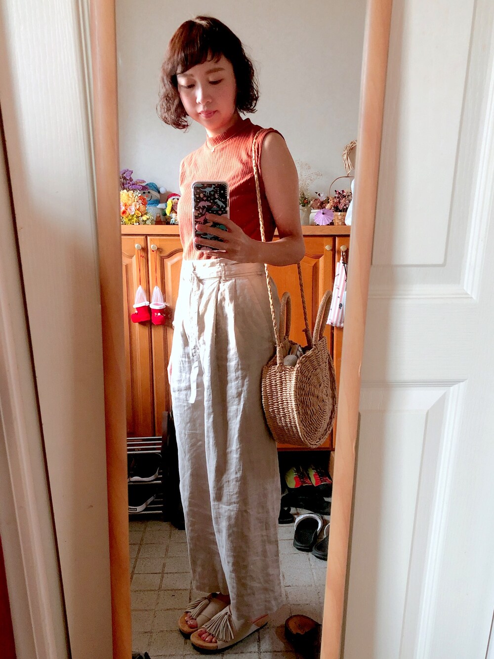 ブラウン系のニット/セーター、グレー系のその他パンツ、ブラウン系のショルダーバッグを着用したレディースの秋コーディネートの1枚目の写真