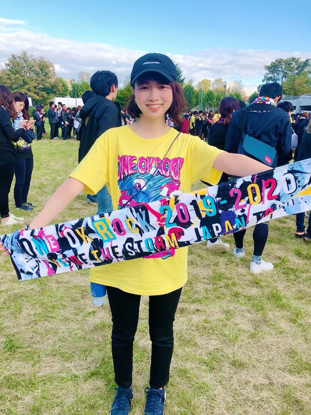 「ライブ、ライブTシャツ、ONEOKROCK、スキニーパンツ、スキニー、黒スキニー、バンT、スニーカー、キャップ、キャップ女子」｜「ONE OK ROCKのアイテム（Tシャツ/カットソー、イエロー系）」を使った、Misakiさん（レディース・160cm）の秋コーディネートの1枚目の写真