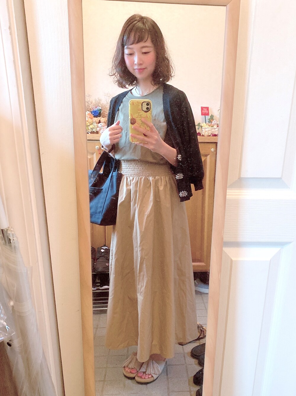「アースカラー、アースカラーコーデ、カーディガン、ユニクロ、marimekko、ミニトート、ロングスカート、シンプル、サンダル」｜「31 Sons de modeの★6/19(月)13時までポイント5倍★パフ袖ビジューボタンカーデ＆クルーネック半袖ニット《予約アイテム》（トップス、ブラック系）」を使った、Misakiさん（レディース・160cm）の夏コーディネートの1枚目の写真