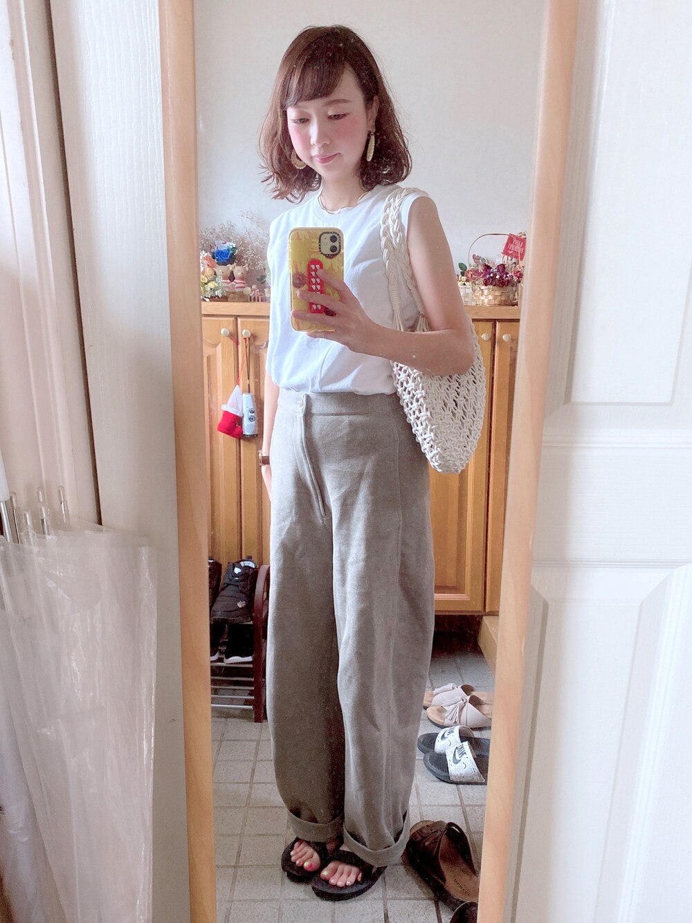 「シンプル、ラフコーデ、ホワイト、ユニクロ、トートバッグ、ワイドフィットカーブジャージーパンツ、Hanes、タンクトップ、teva、夏コーデ」｜「LOWRYS FARMのヘンケイカーブチョーカー　837031（ネックレス、ゴールド系）」を使った、Misakiさん（レディース・160cm）の夏コーディネートの1枚目の写真