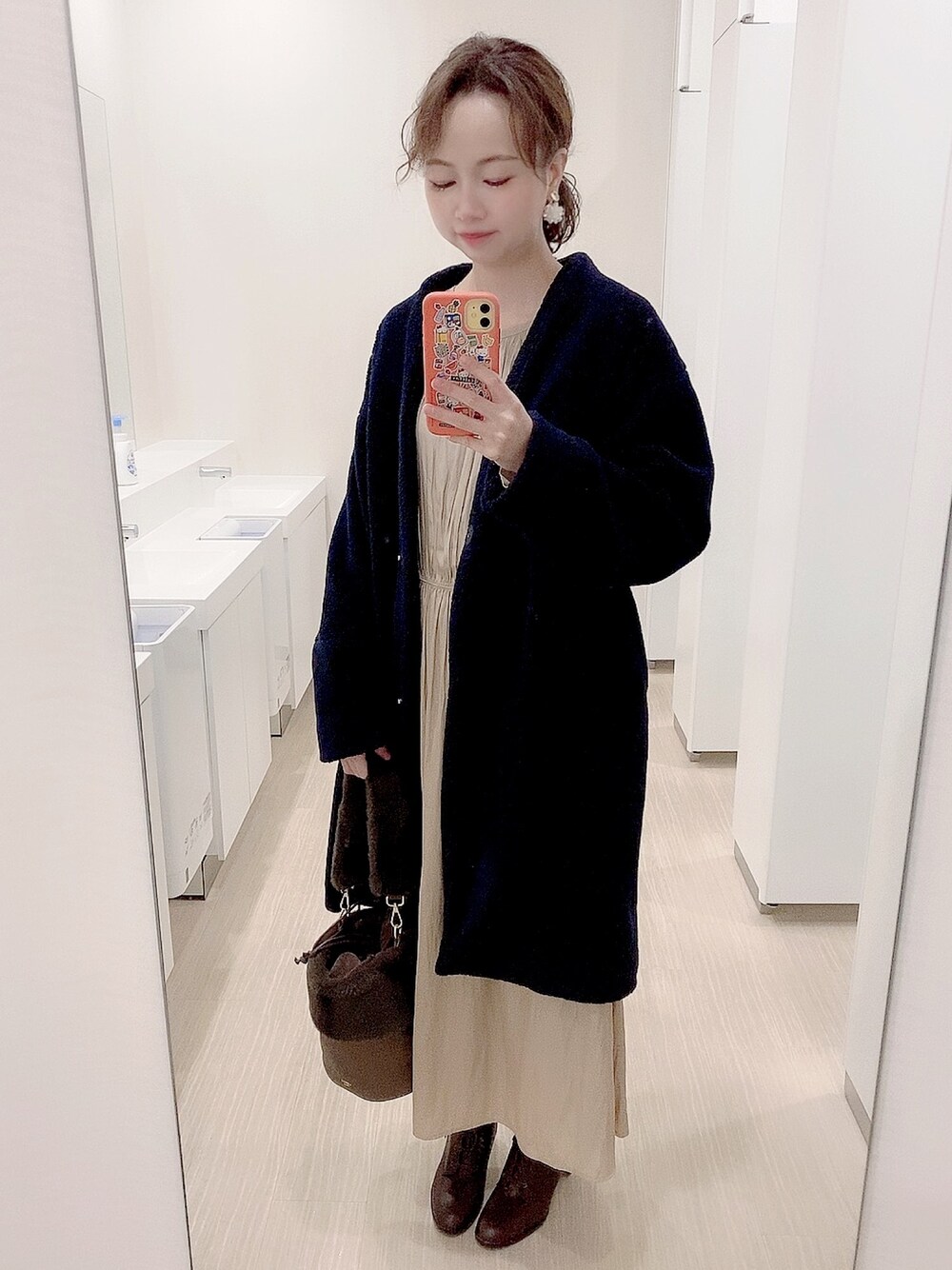 「今日のコーデ、ワンピース、ボアコート、レースアップシューズ、レースアップブーツ、ショートブーツ、ファーバッグ、バケツバッグ、ベージュワンピ、ロングコート」｜「BEAMS HEARTのアイテム（ジャケット/アウター、ブルー系）」を使った、Misakiさん（レディース・160cm）の春コーディネートの1枚目の写真